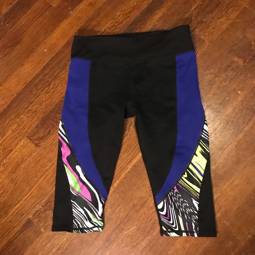 Fabletics Navassa crop (black iris carnival print)